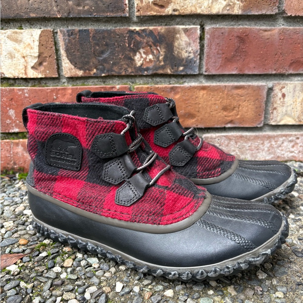 Sorel Black and Red Checkered Ankle Boots Out n About 7.5
